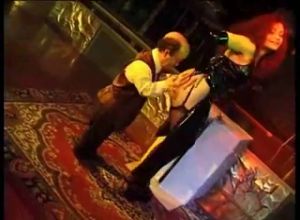 Карлик трахнул стриптижершу